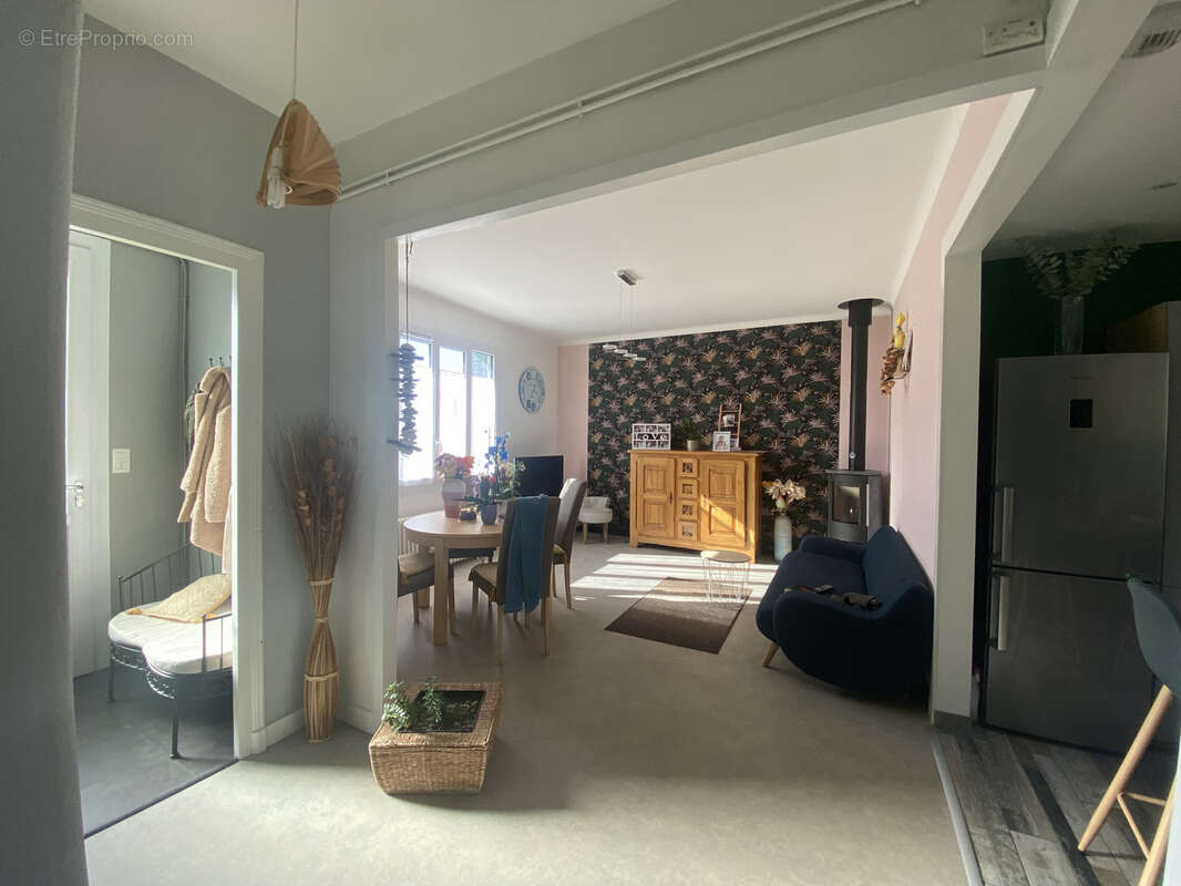 MAISON PLAIN-PIED, Centre Echiré, pièce à vivre, 3 chambres , jardin. - photo 2
