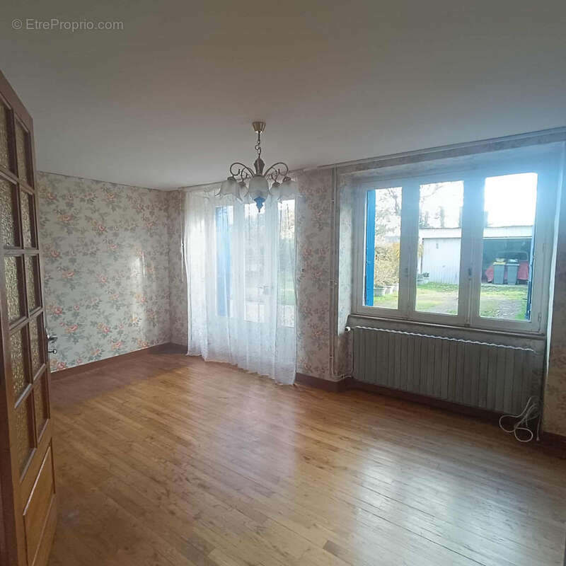 Maison à NEANT-SUR-YVEL