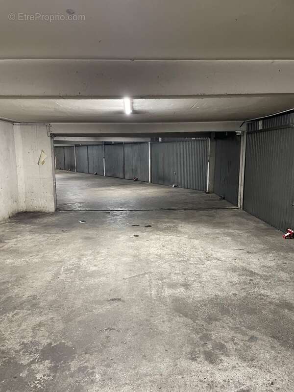 Parking à PARIS-18E