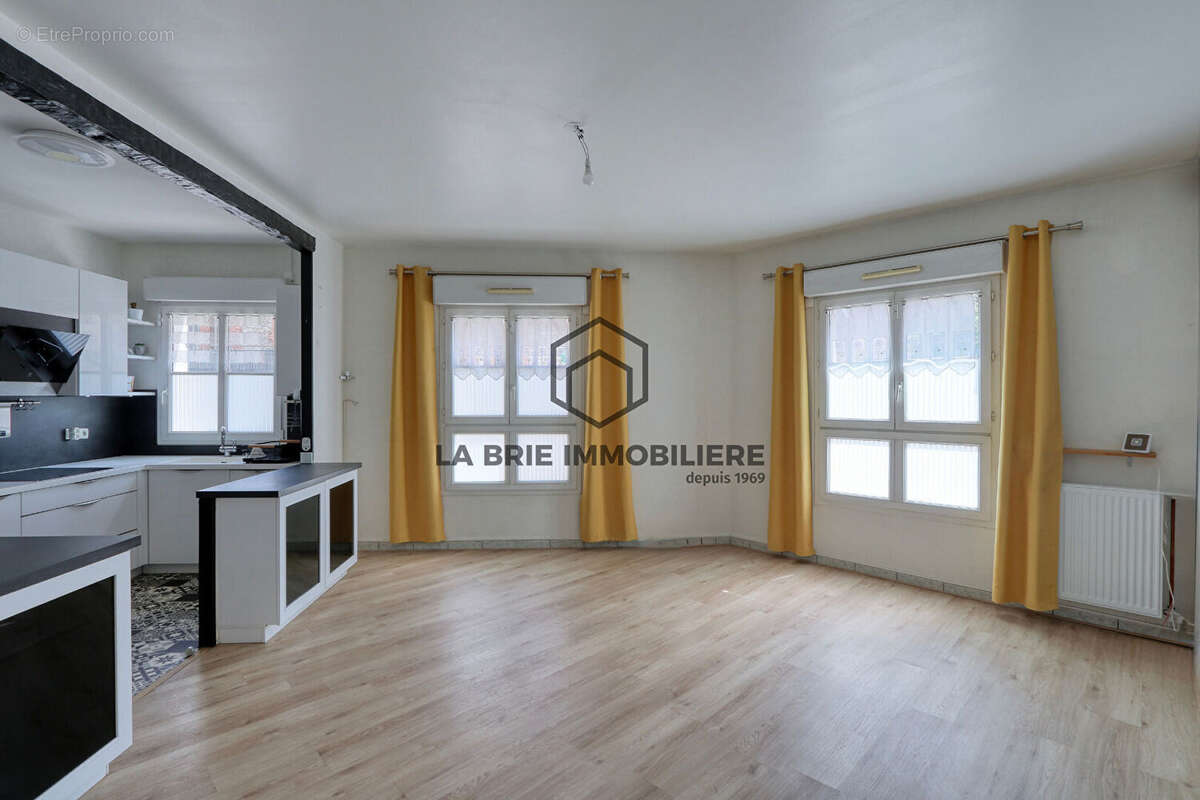 Appartement à BRIE-COMTE-ROBERT