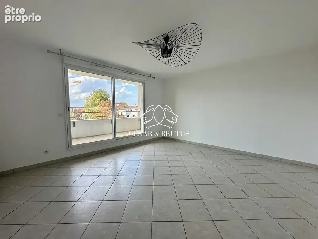 Appartement à LA TOUR-DE-SALVAGNY