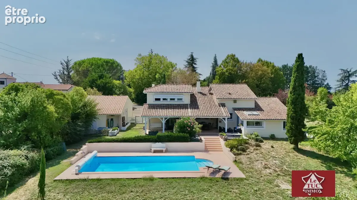 Villa d'exception avec piscine, jacuzzi, double garage et petit étang. - photo 6
