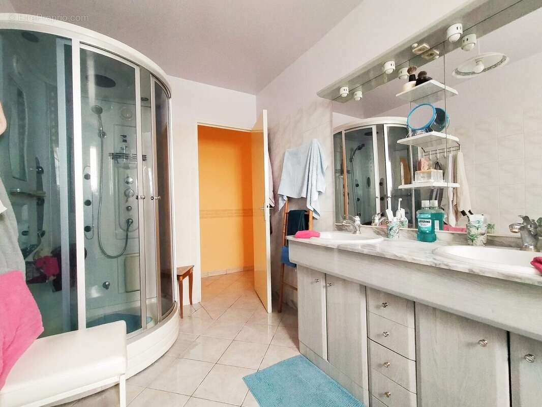 salle de bains maison plain-pied Villaines la Juhel - Maison à VILLAINES-LA-JUHEL