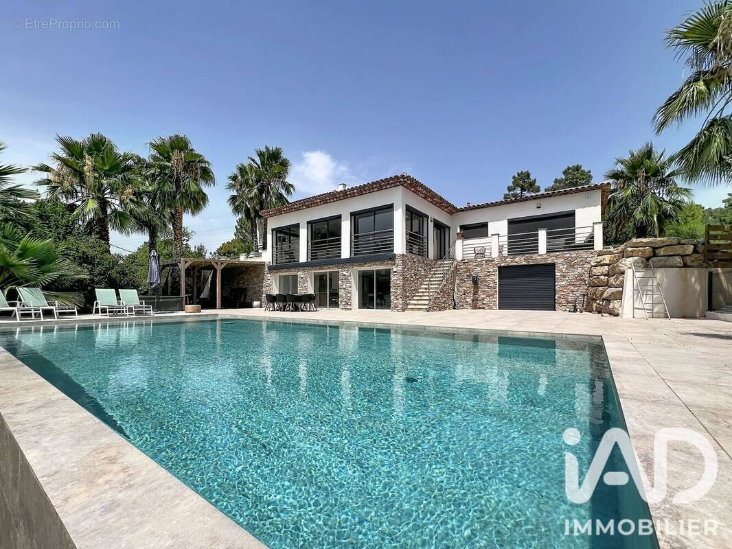 Photo 1 - Maison à ROQUEBRUNE-SUR-ARGENS