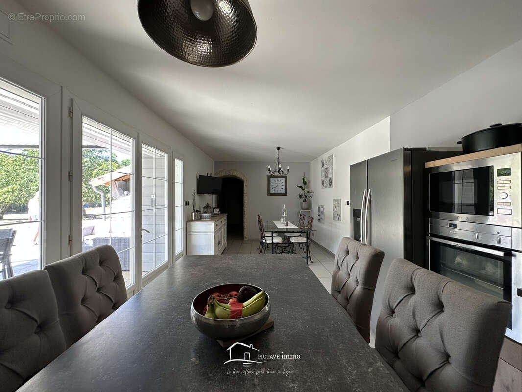 Maison de plain-pied avec piscine, dépendances et beau potentiel d’agrandissement - photo 3