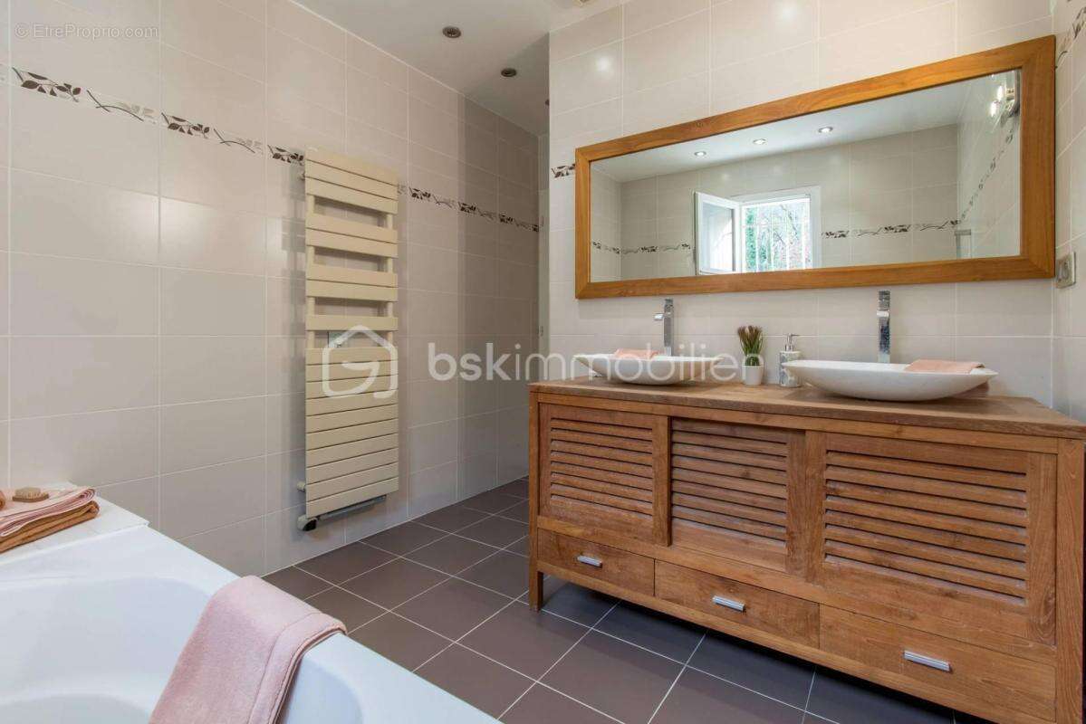 Grande maison familiale 205m2 avec 5 chambres – 2000m2 de terrain - photo 13