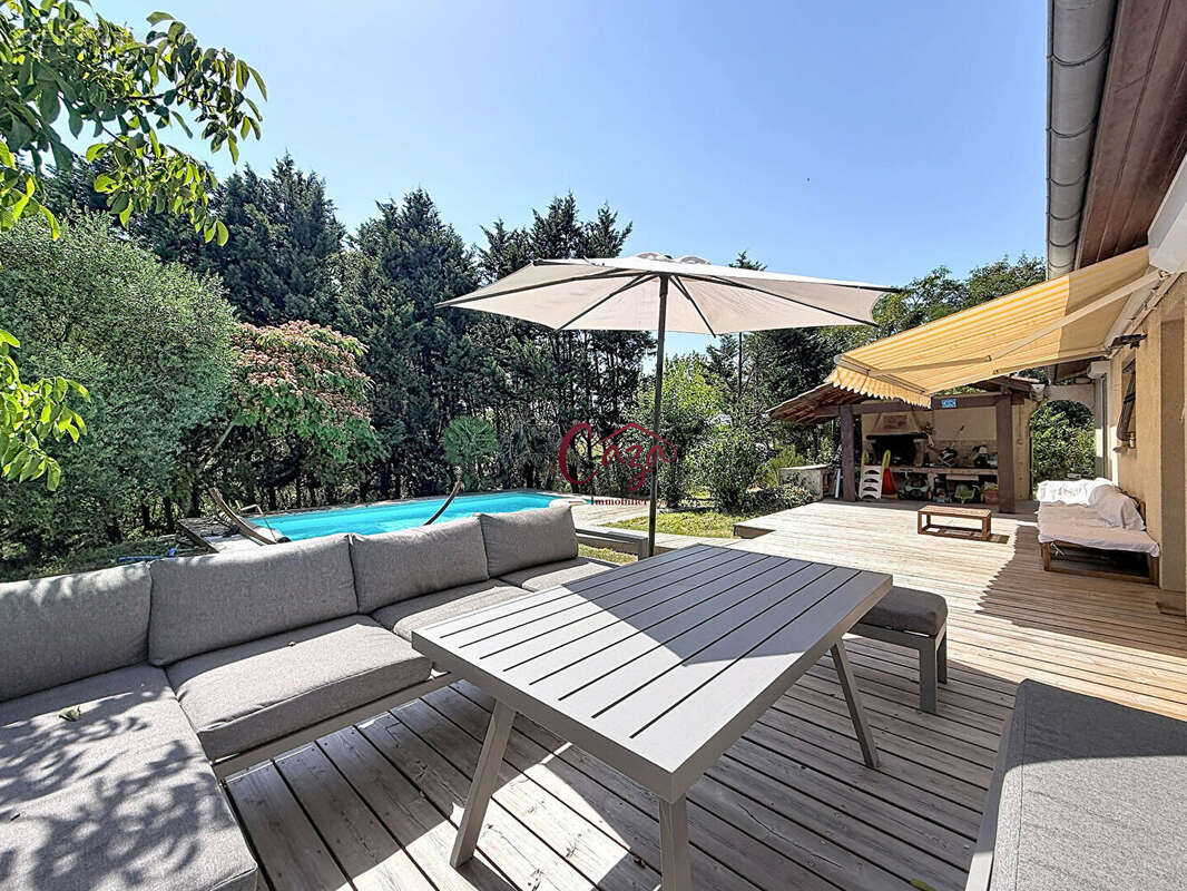 Maison rénovée avec piscine, grands garages et vaste terrain - photo 4
