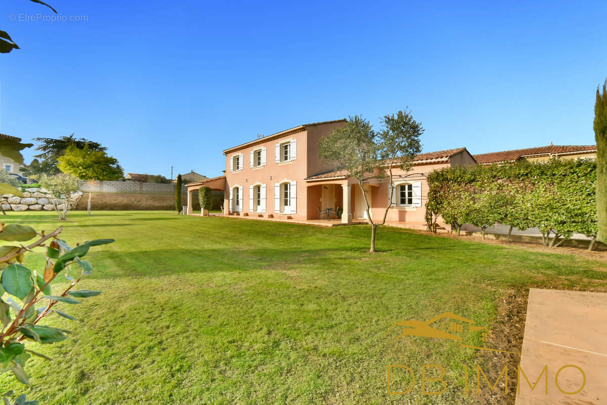 Maison à SAINT-LAURENT-DES-ARBRES