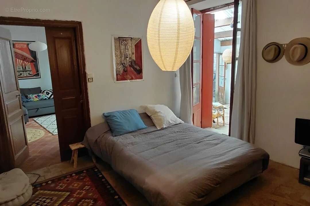 Maison à rénover avec terrasse et grenier, beau potentiel ! - photo 3