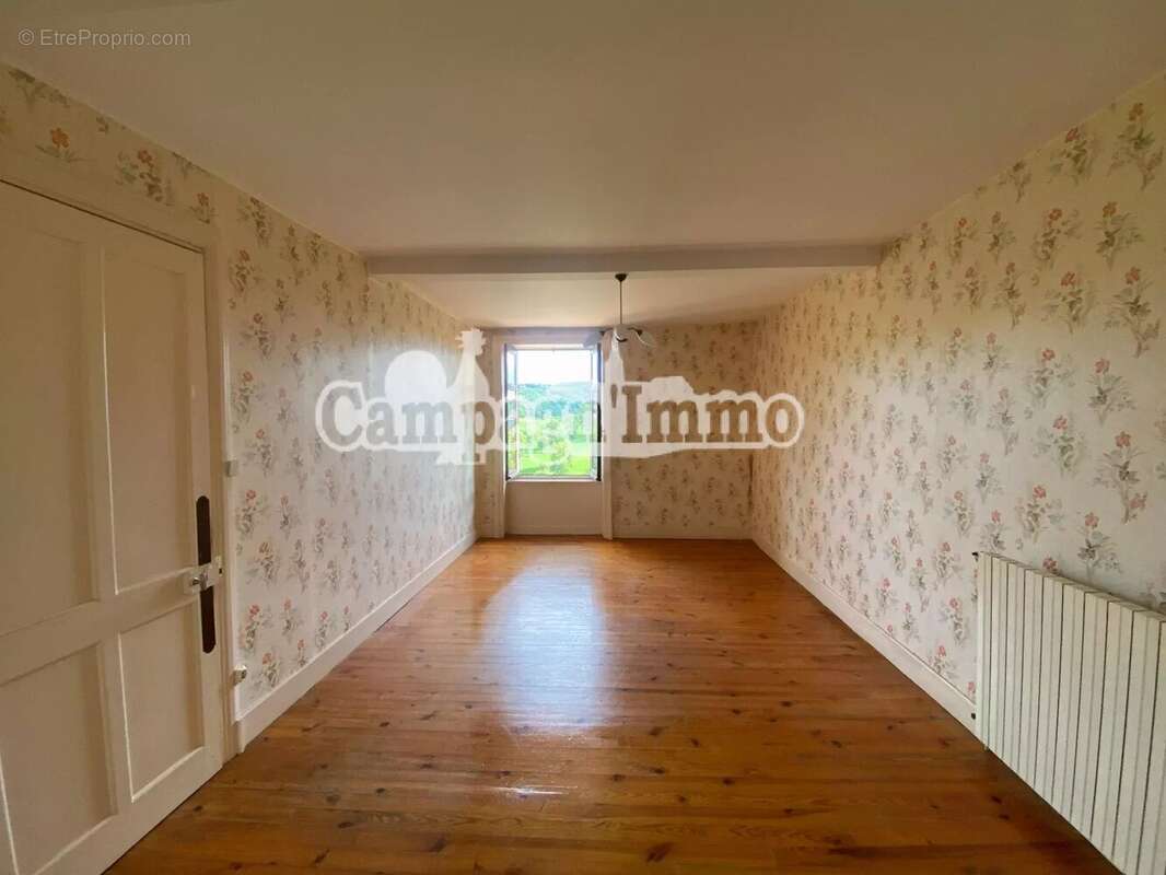 Maison à SAINT-CYR-DE-VALORGES