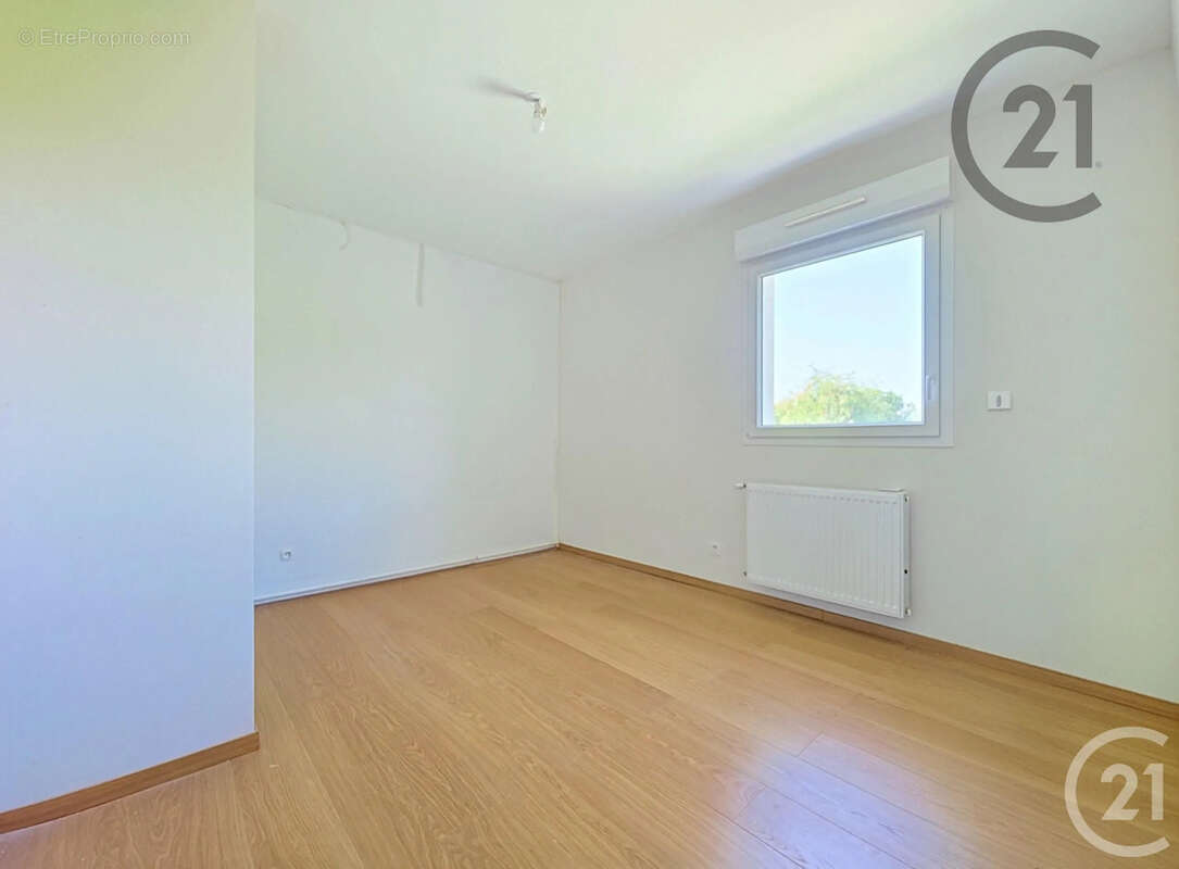 Appartement 71 m² à La Riviere-De-Corps  - photo 8