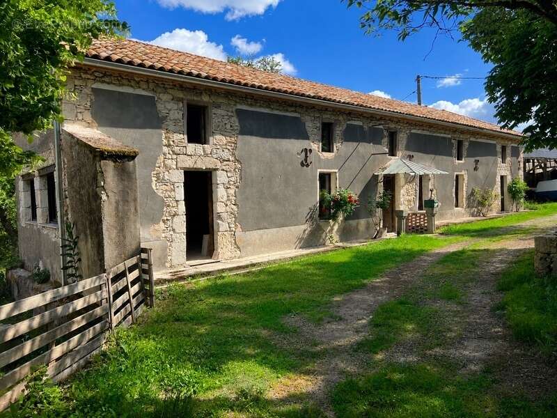 Maison à SAINT-BEAUZEIL