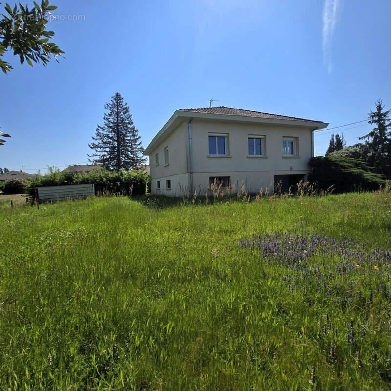 Maison à BAGE-LE-CHATEL