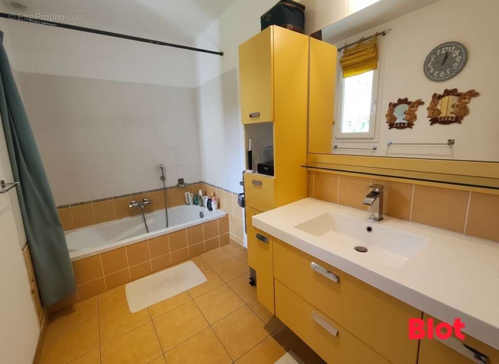 Maison à MONTREUIL-LE-GAST