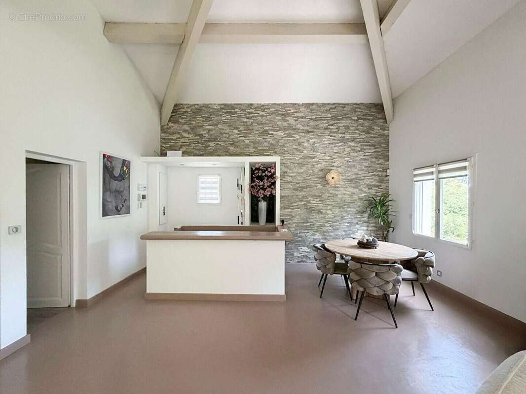 Maison à SIMIANE-COLLONGUE