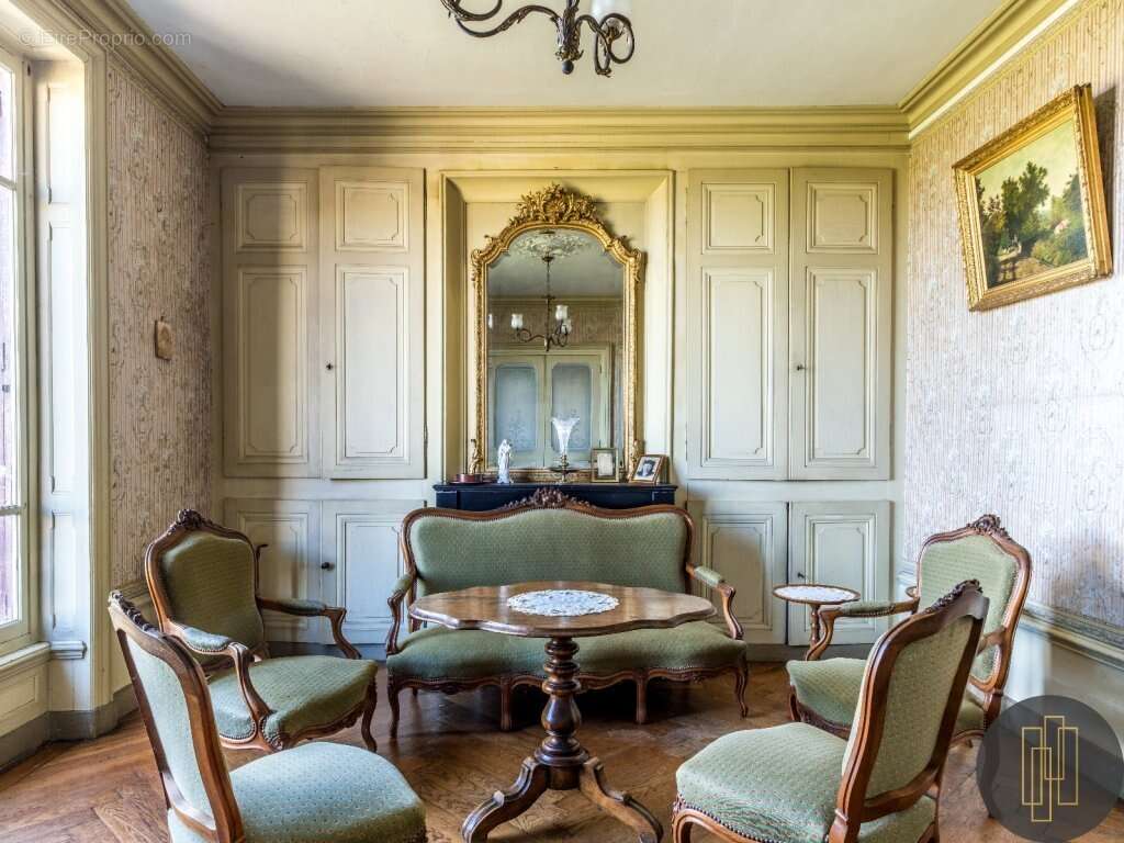 Maison à SAINT-ETIENNE-LA-VARENNE