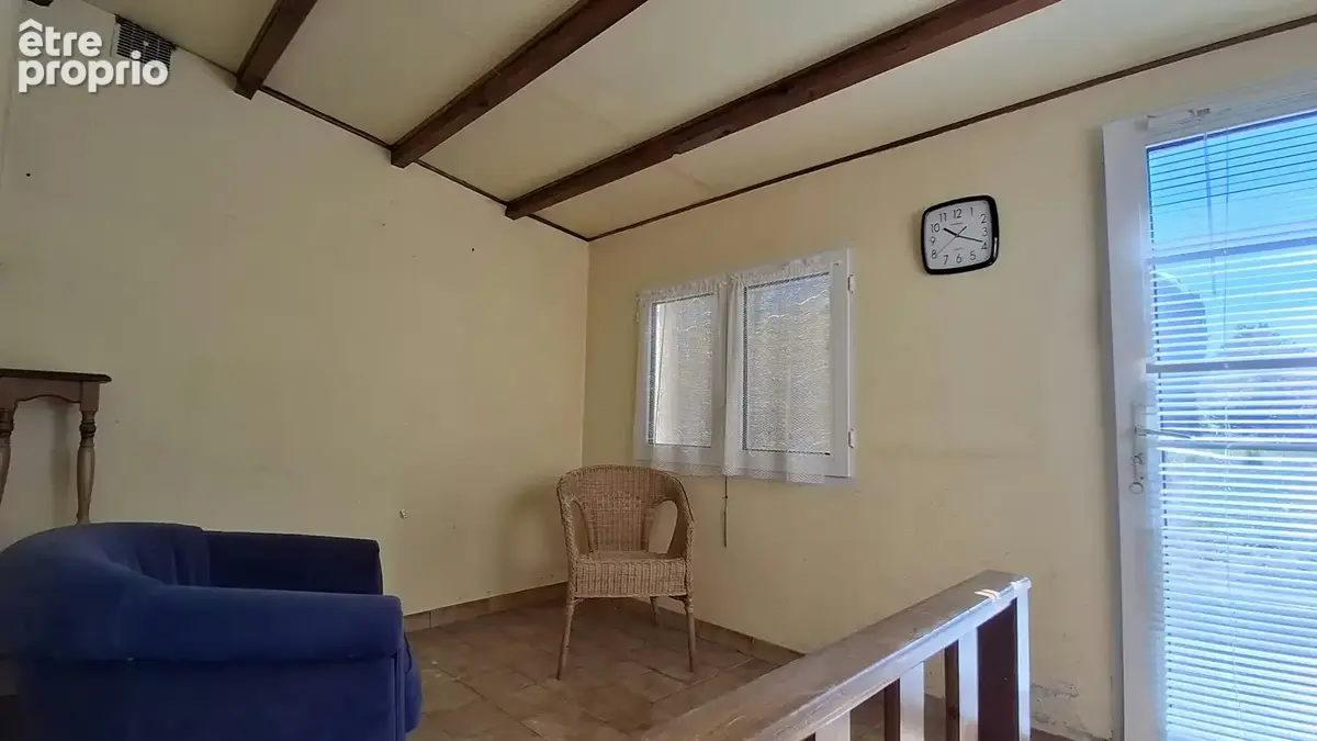 Située à proximité des commodités, maison en rez de chaussée surélevée de 133 m2 habitables sur beau terrain d - photo 17