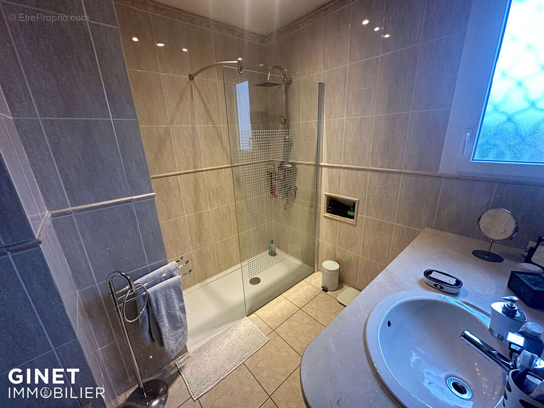 À Vendre : Maison 3 Chambres avec Vue Piscine et Garage à Riorges ! - photo 4