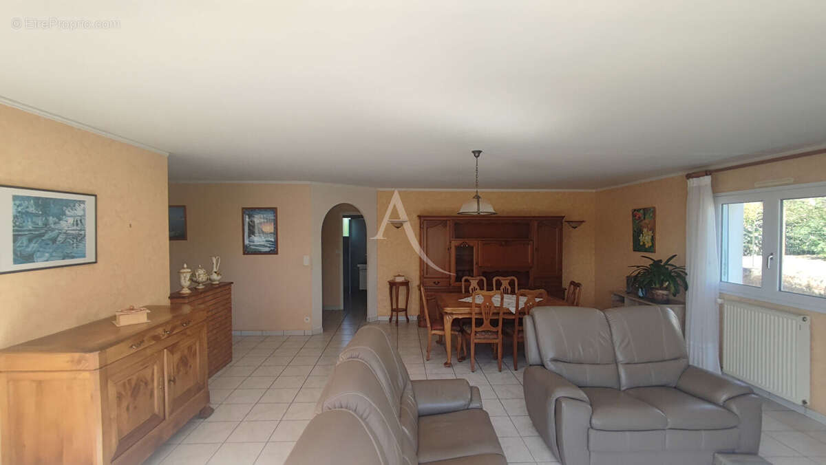 Maison plain-pied 138m² au coeur du Poiré-sur-Vie : volumes, potentiel et emplacement privilégié - photo 3