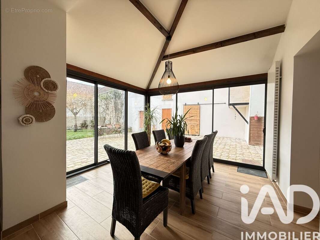 Maison 207 m² à Crecy-La-Chapelle  - photo 9