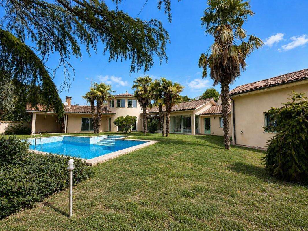Maison d'architecte 190 m2 - 6 pieces - piscine - photo 2