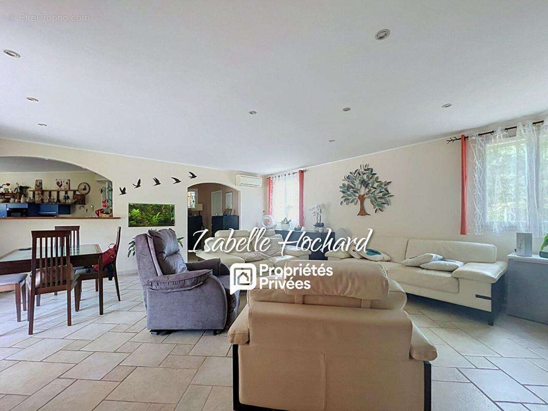 Maison familiale avec appartement T2 indépendant, piscine et grand terrain  Quartier calme à Garéoult - photo 9