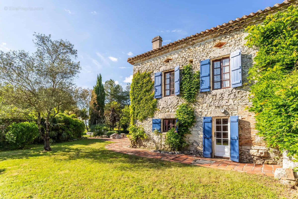 Country house with annexe, pool and land - photo 3