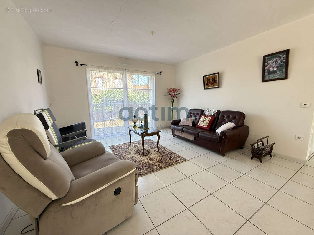 MONTAIGU, Centre, en lotissement: Maison de plain pied, 93m2 habitables, 2 chambres, garage, terrain clos - photo 9