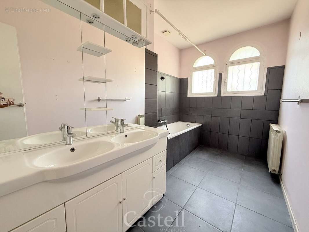 *** maison de plain pied 4 faces, garage *** - photo 7