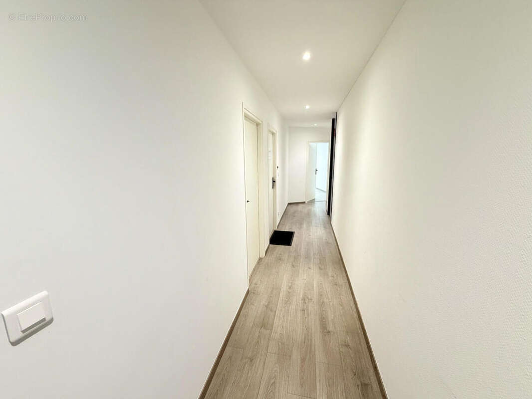 EXCLUSIVITE Archamps Ensemble de 4 bureaux (2 loués et 2 libres) avec rentabilité d'environ 12% !!! - photo 4