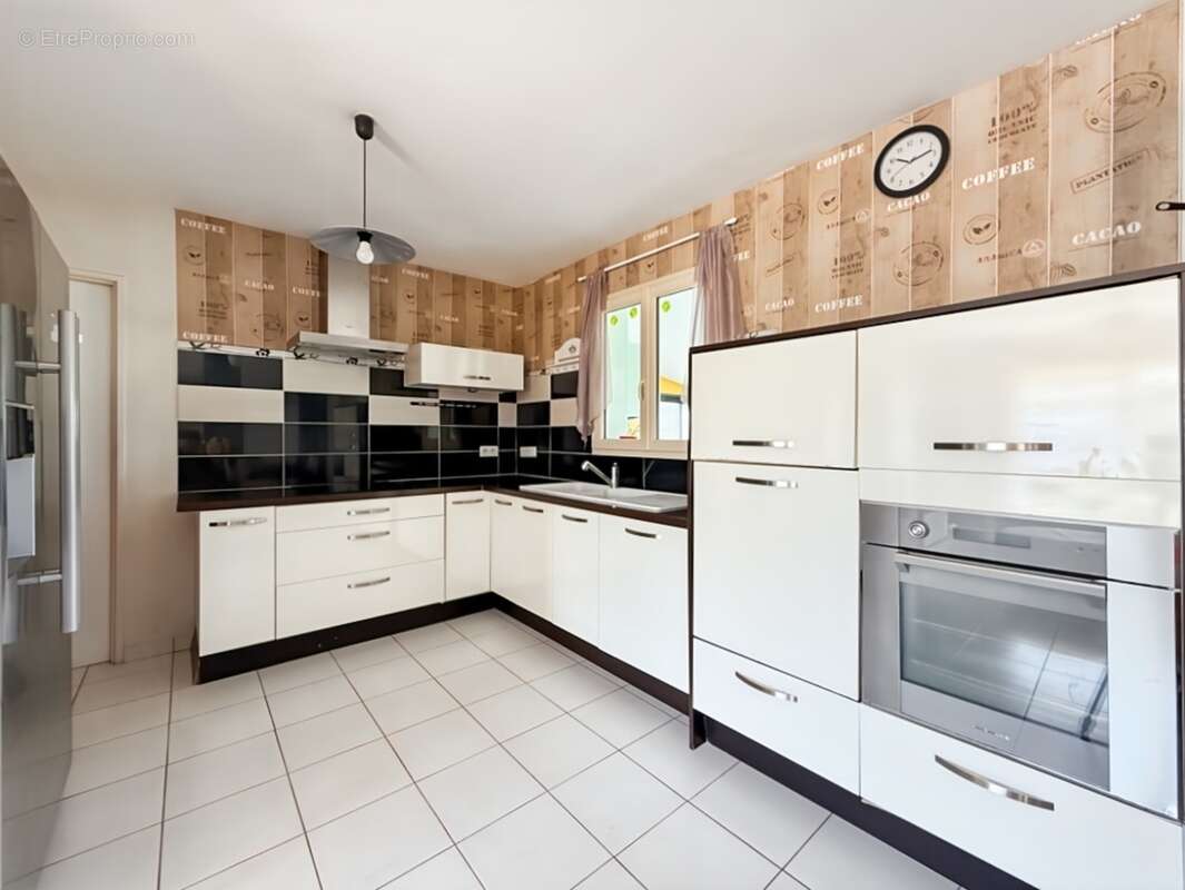 Maison récente plain-pied 3 chambres avec véranda dans un cadre paisible - photo 3