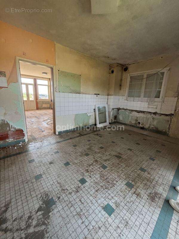 Maison 8 pièces à rénover de 200 m² avec permis accepté pour création de 2 logements – Moulidars (16290) - photo 6