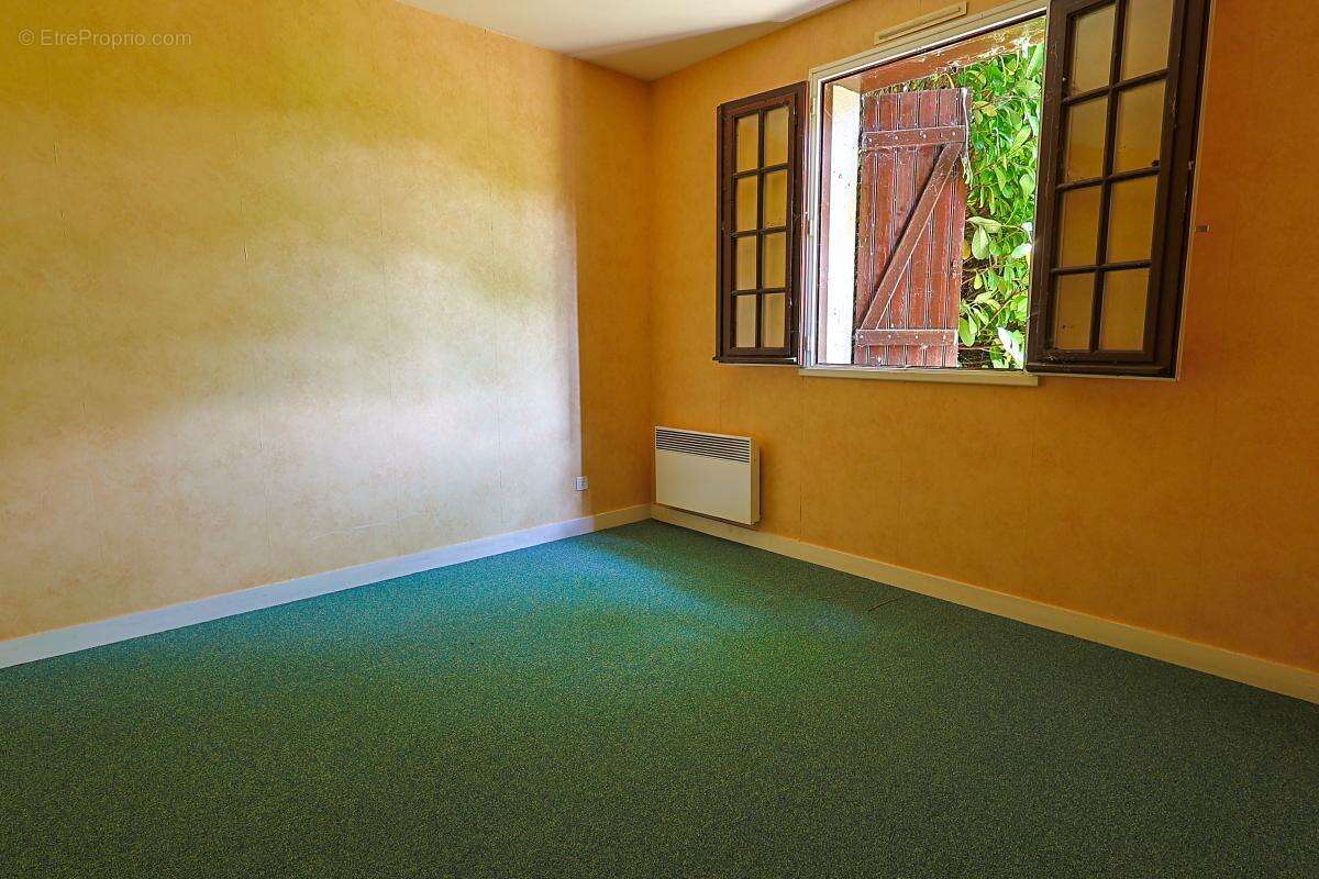 Maison - 107 m² - Isigny-le-Buat (50) - photo 5