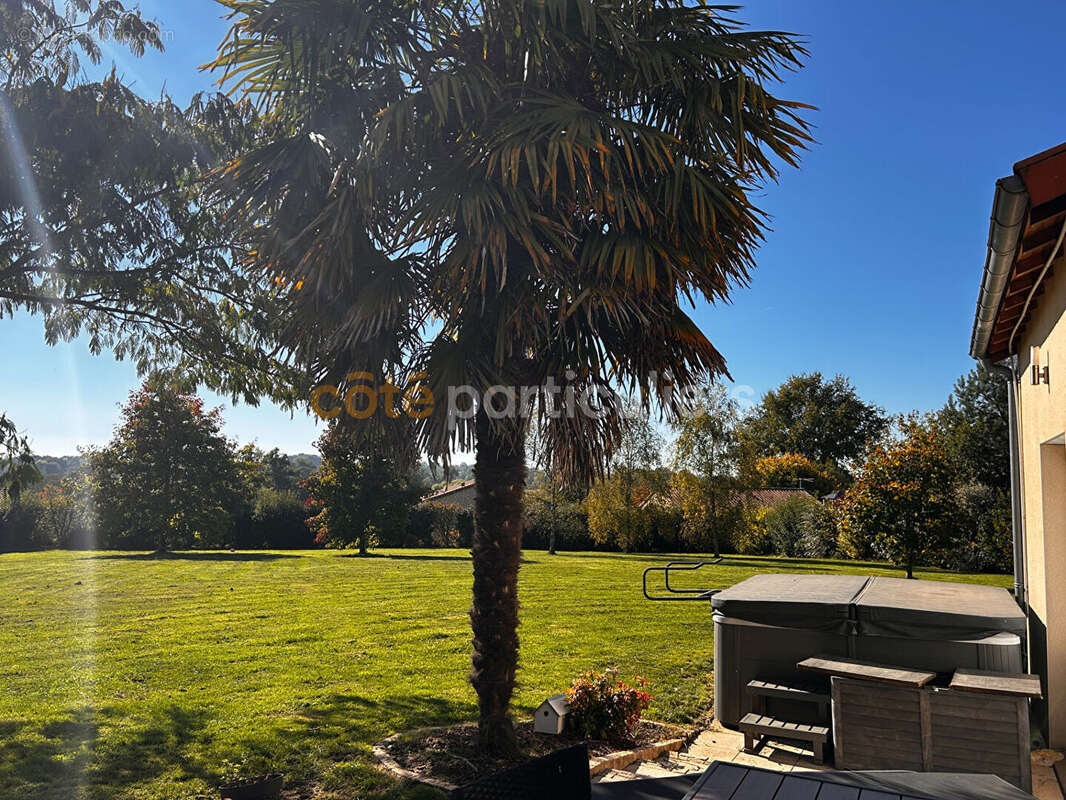 Maison à MONCOUTANT