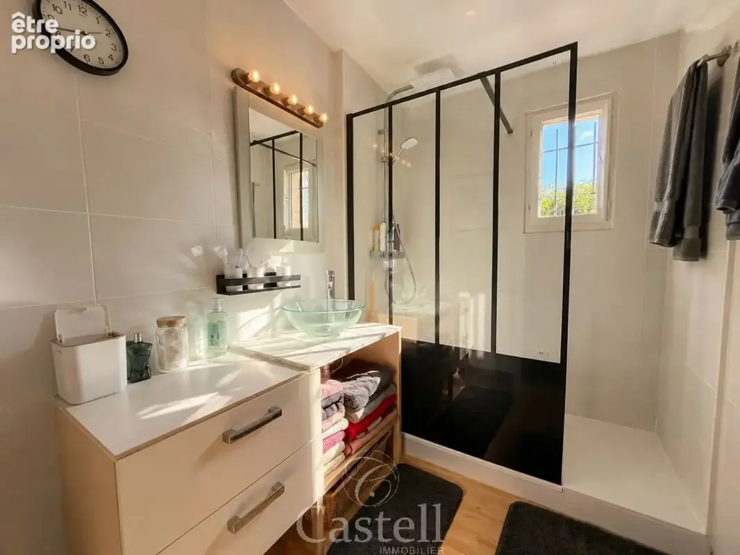 Agde  Maison T6 d'environ 110 m² sur une parcelle de 400 m² avec piscine et garage - photo 9