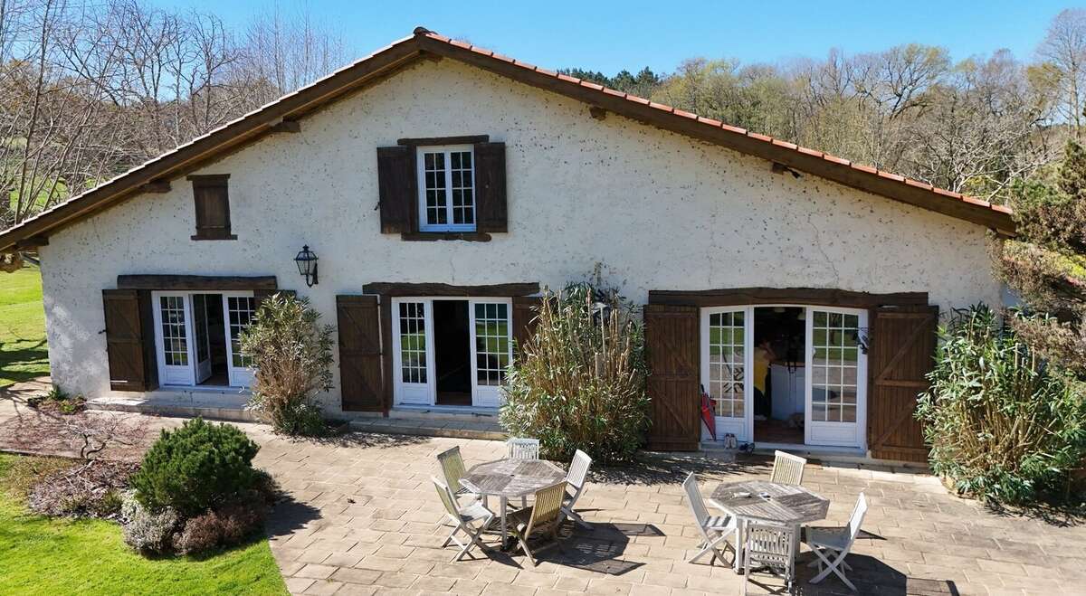 Propriete de type t8 de 292 m2 + 2 dependances + piscine + 3 garages - photo 26