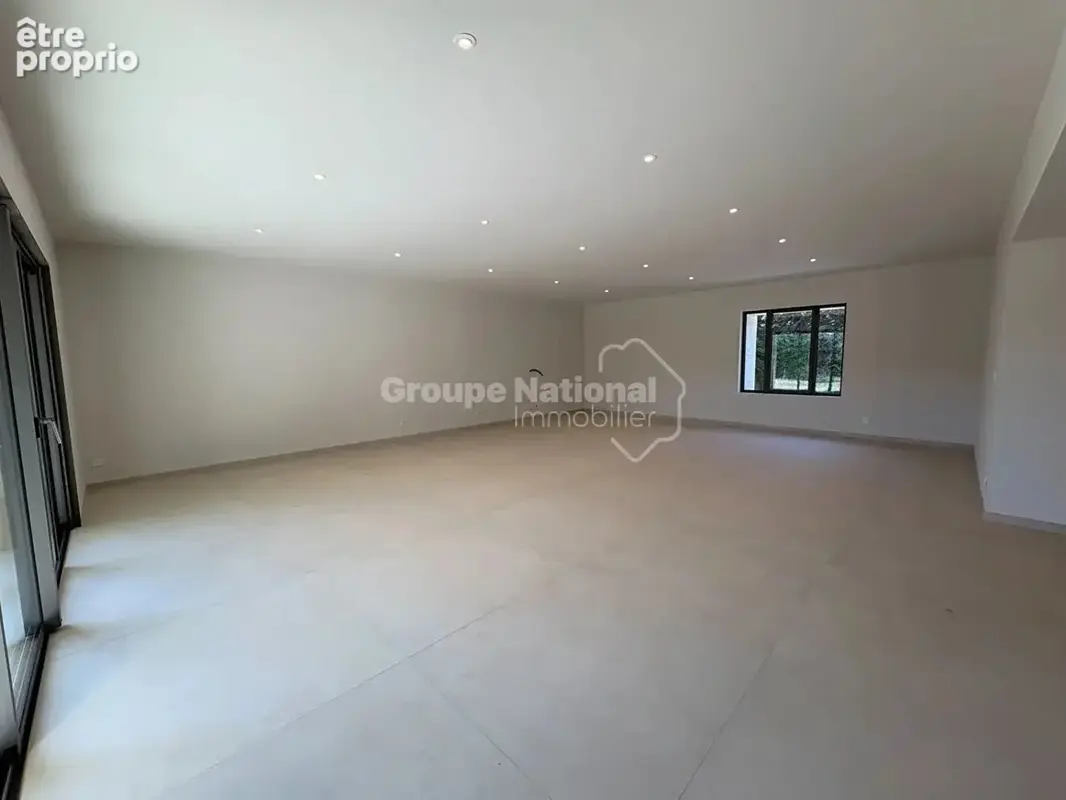 À vendre - ROGNONAS - Élégant Mas de Caractère  5 Chambres  Terrain de +1000 m² - photo 4