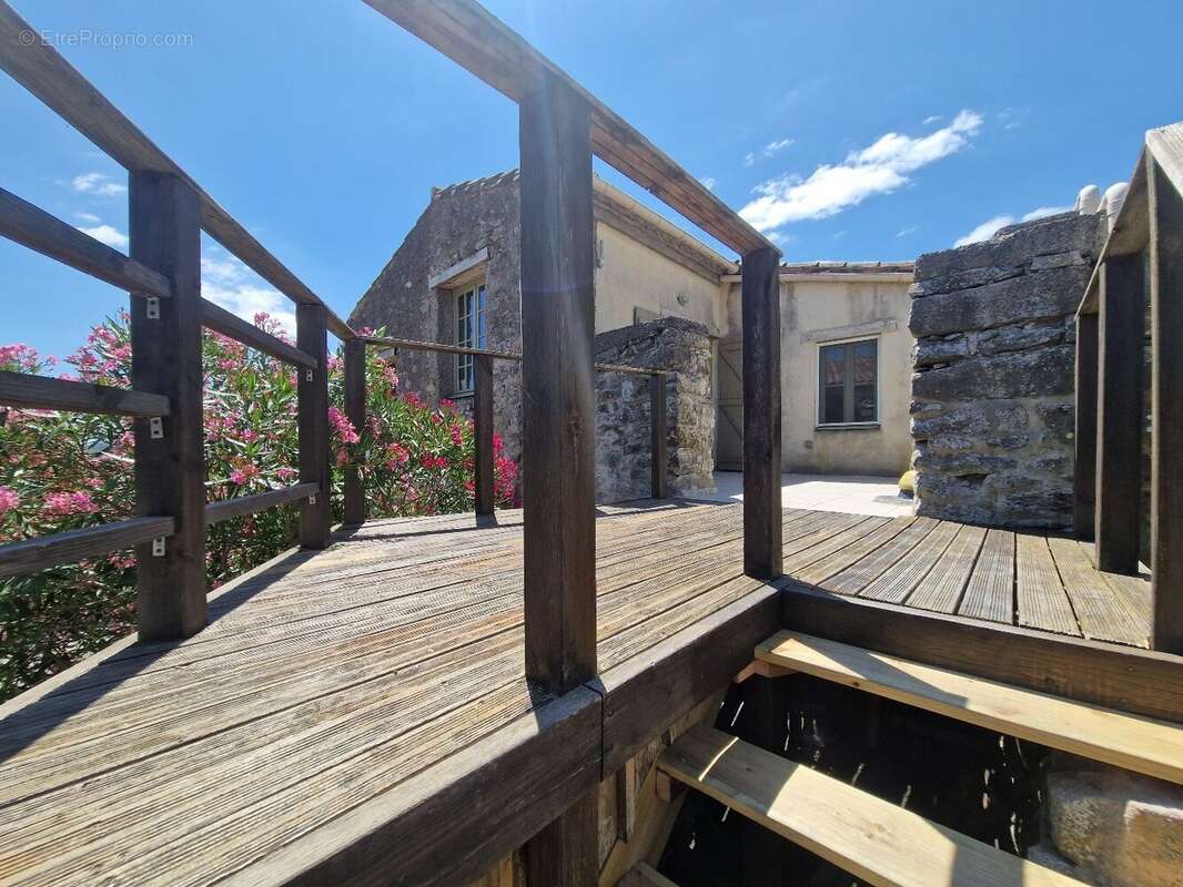 CORBIERES - Maison de village en pierre de type 4 avec terrasse - photo 3