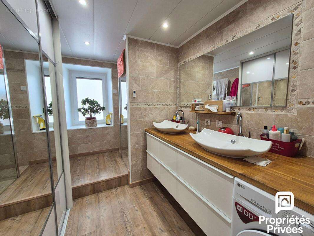 Collonges (01550) - Maison de village rénovée 4 pièces de 93 m² avec loggia et parking privatif - photo 2