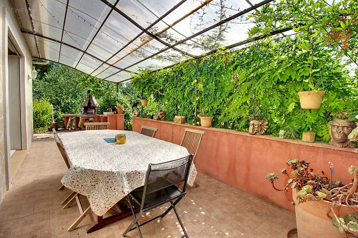 À VENDRE EN EXCLUSIVITÉ - CALLAS Maison 4 chambres avec piscine et grand terrain de 3205 m² - photo 19
