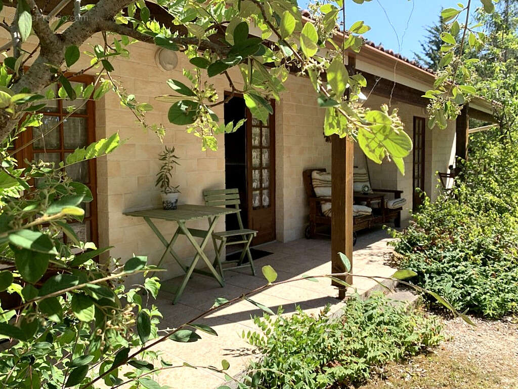 46800 Montcuq -Propriété de caractère 420 m², 11 chambres, piscine et espace bien-être sur 2,5 ha - photo 15