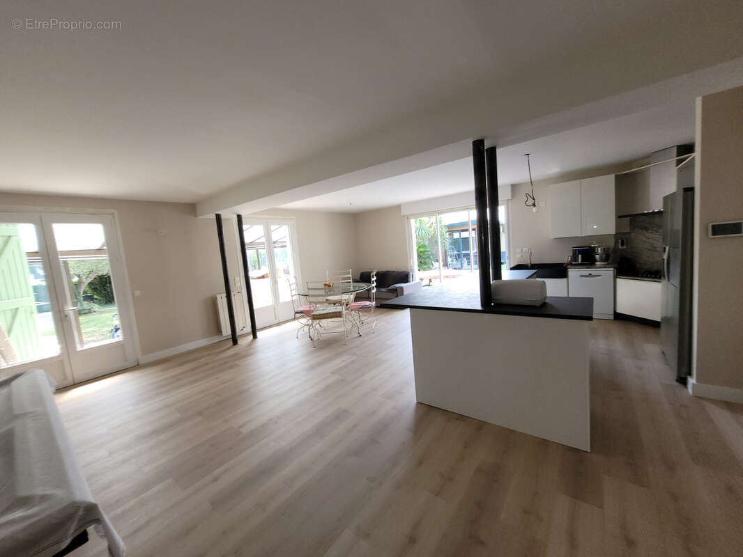 Coursan Villa de type 5 de 200 m2 habitable, plus un appartement de type 2 indépendant de 60 m2, piscine sur u - photo 6
