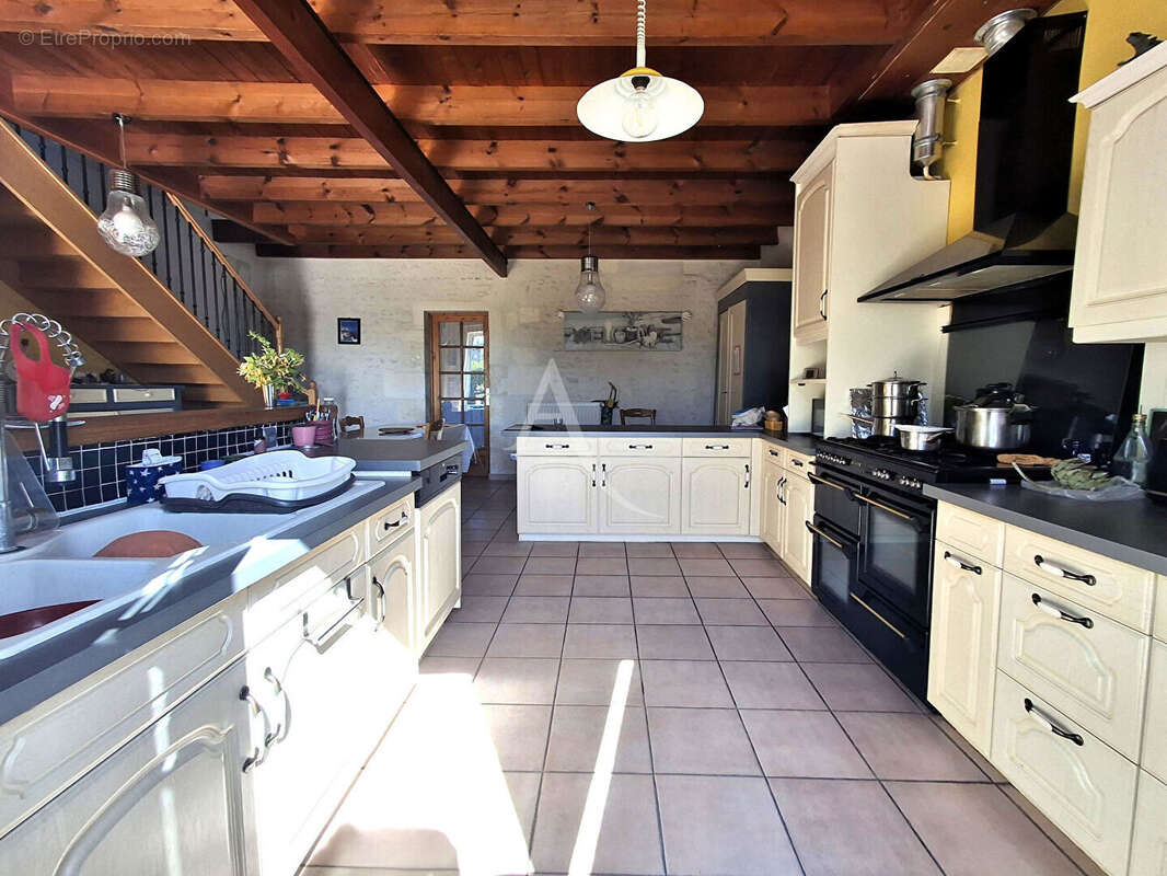 Maison 9 pièces 242 m2 avec dépendances. 5 min de SAINTES - photo 3