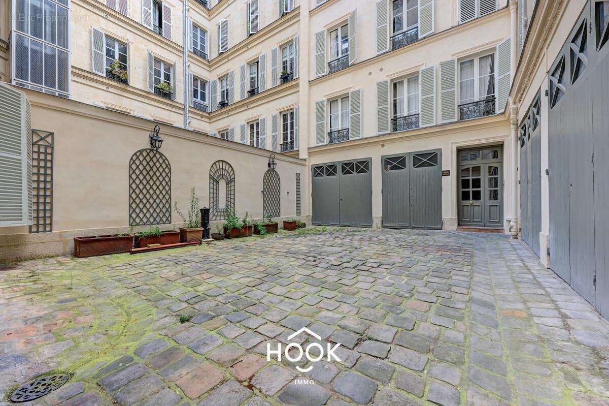 Appartement à PARIS-8E