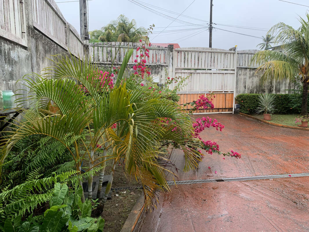 Maison à REMIRE-MONTJOLY