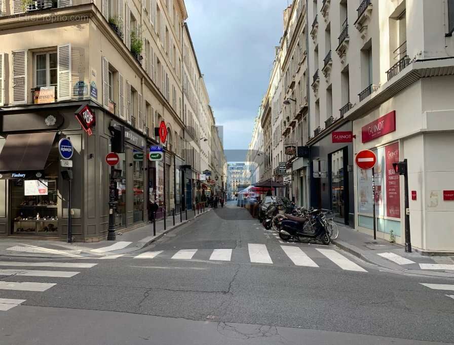 Commerce à PARIS-9E