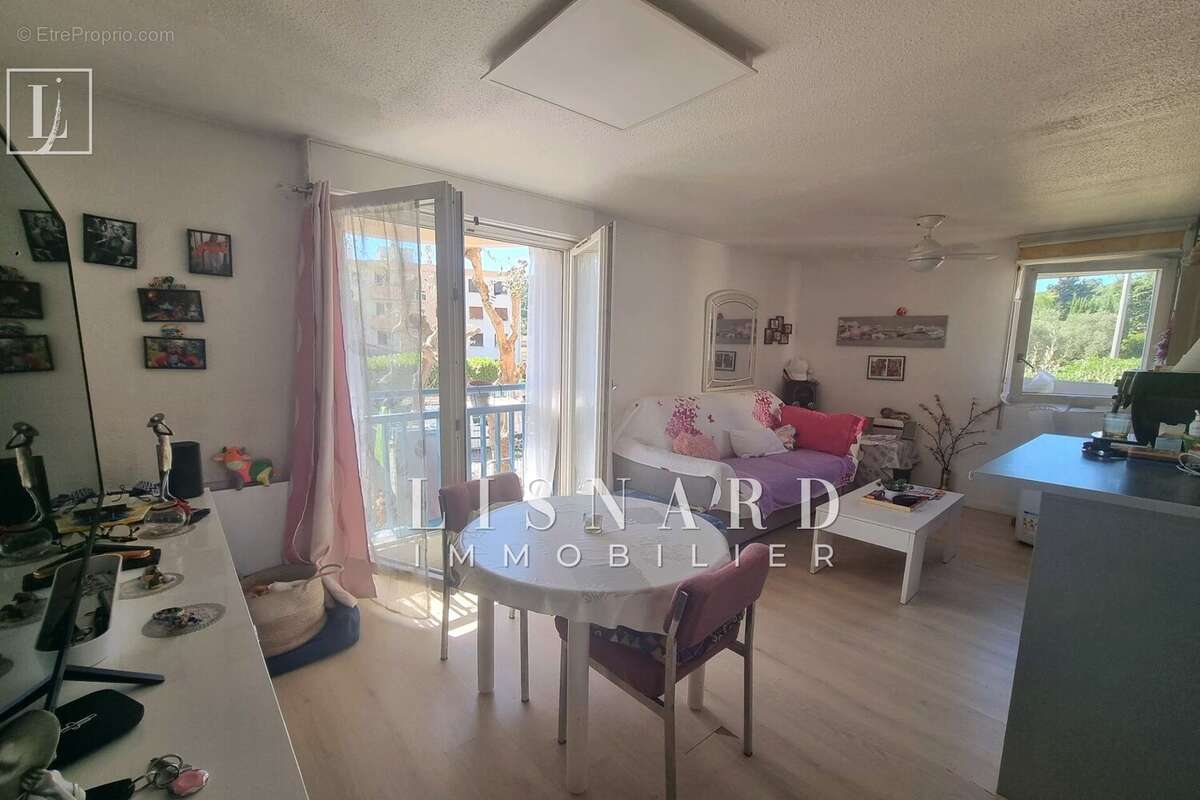 Appartement à VALLAURIS