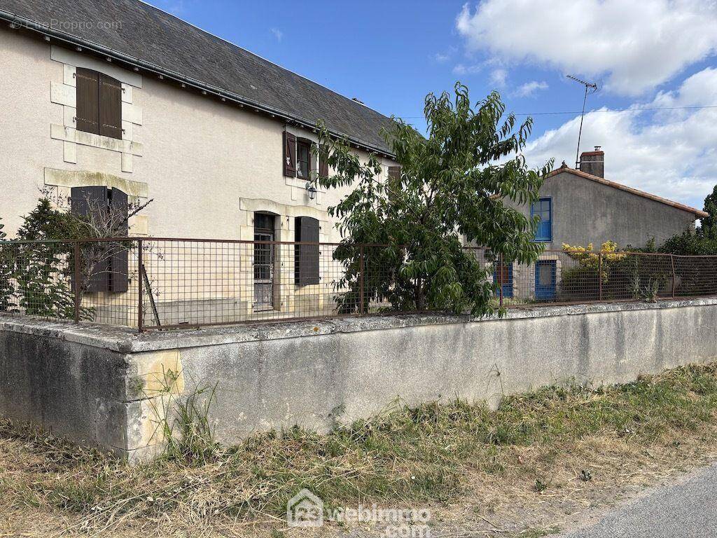 Au calme, un lot composé de 2 maisons, - Maison à LA PUYE