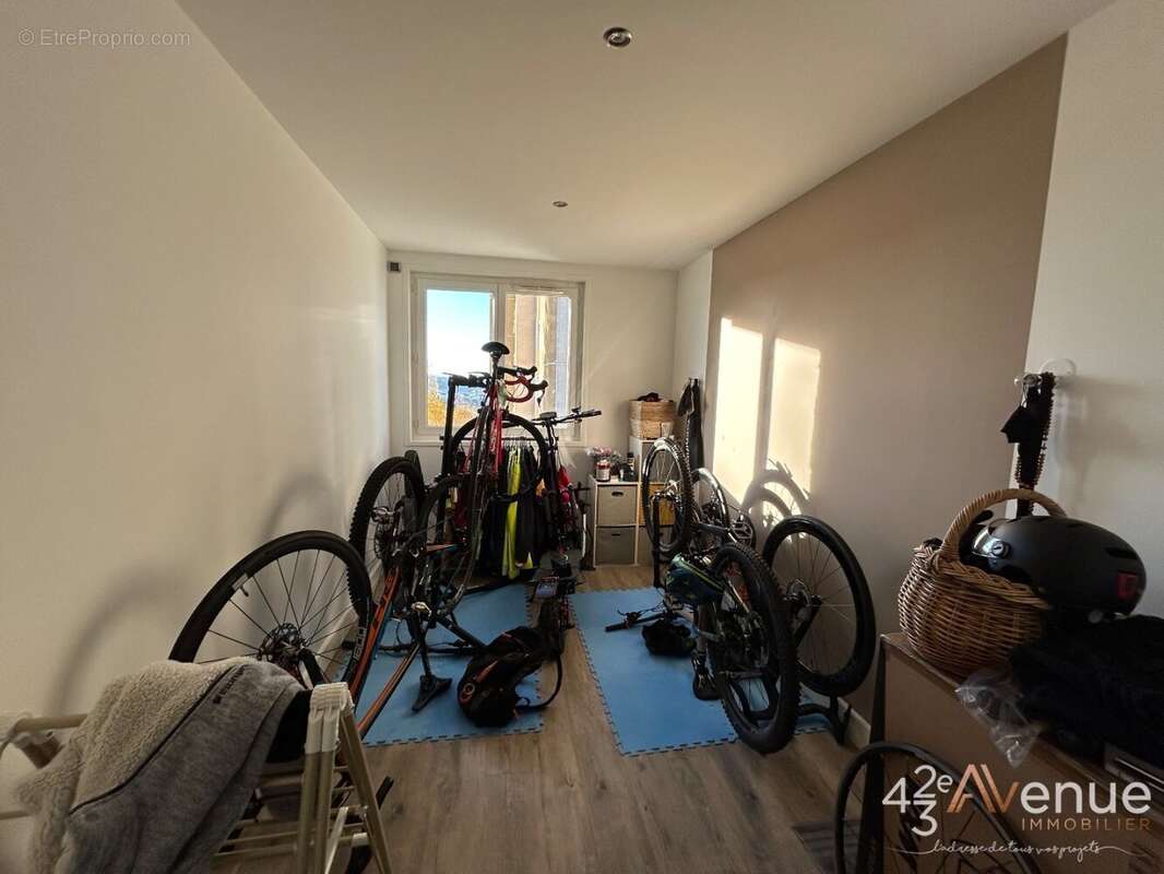 Appartement à SAINT-JEAN-BONNEFONDS