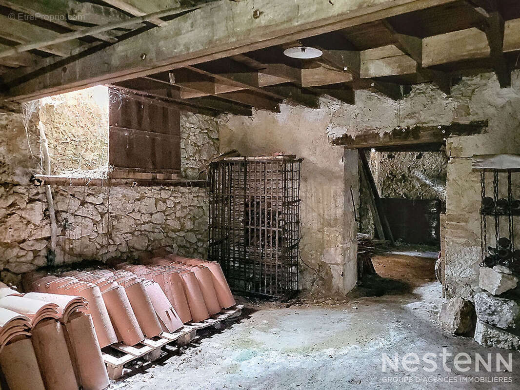 A Vendre Ensemble immobilier en pierre à rénover de 182 m² avec garage de 88 m² - photo 9